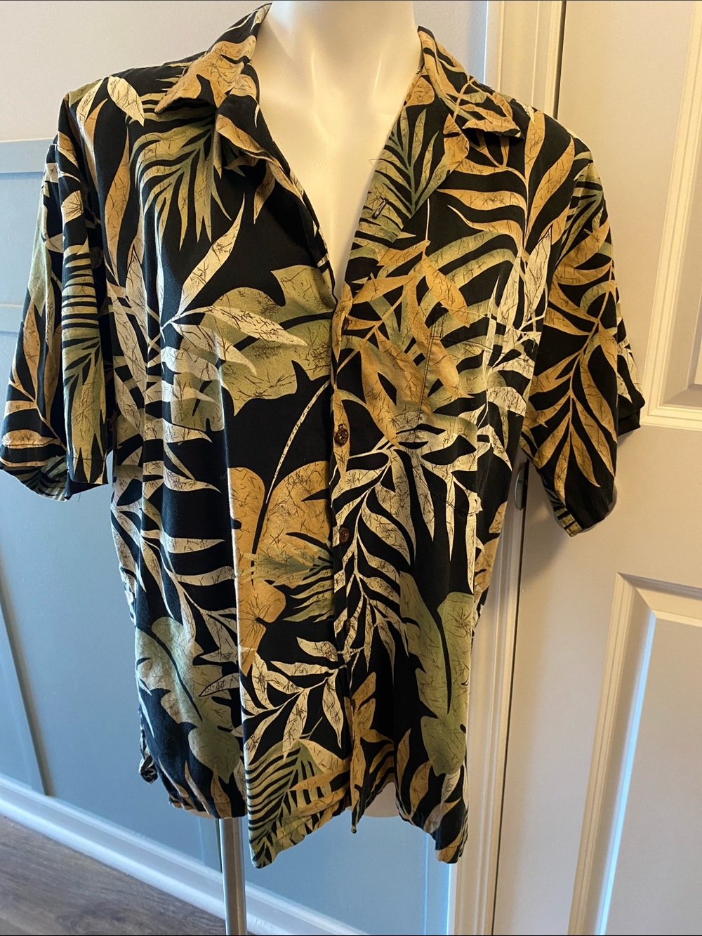Tori Richard Black Short-Sleeve Tropical Leaf Print Shirt